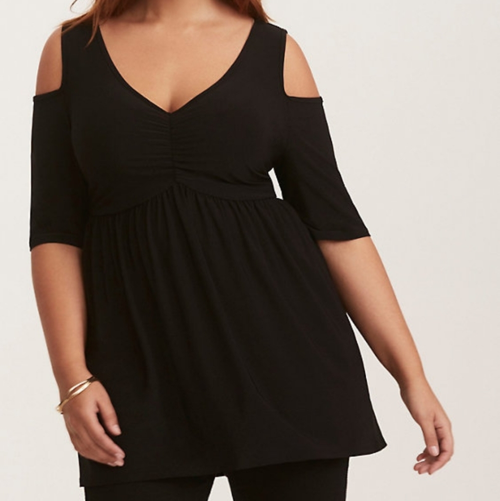 Torrid black baby doll cold shoulder top size 3